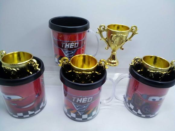 Kit Trofeu + Caneca Acrilica Tampa de Rosquear Tema Carros
