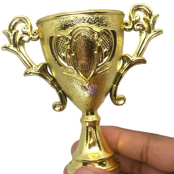 Lembrancinha Troféu Futebol Dourado Platico 9,5x 9,2 cm