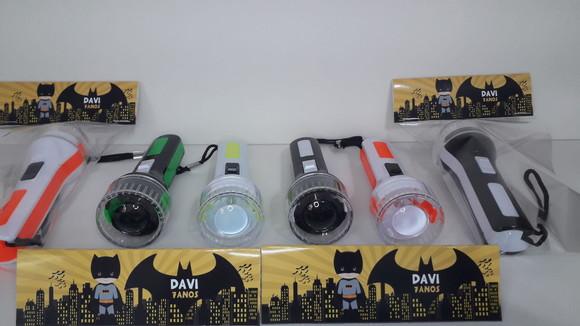Mini Lanterna de Plástico Sortidas Lapela Tema Batman