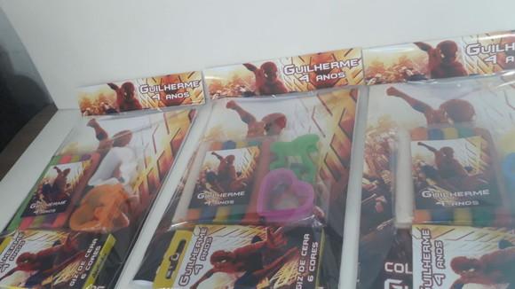 Revistinha + Giz de Cera +massinha + 2 Cortadores