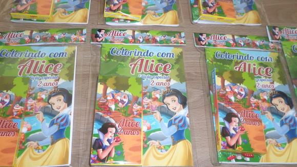 Revistinha com 12 Desenhos para Colorir + Giz Branca de Neve