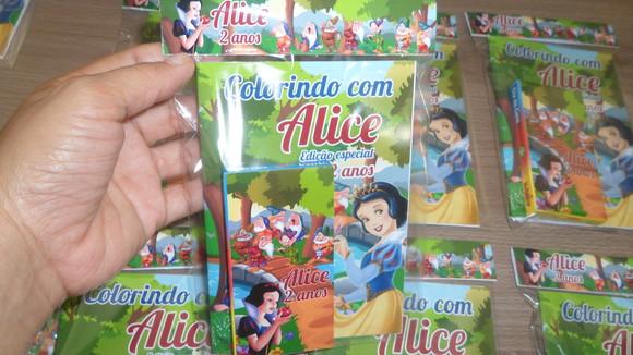 Revistinha com 12 Desenhos para Colorir + Giz Branca de Neve