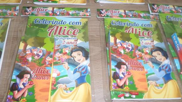 Revistinha com 12 Desenhos para Colorir + Giz Branca de Neve
