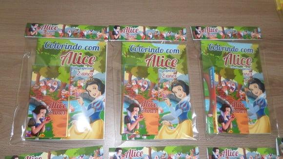 Revistinha com 12 Desenhos para Colorir + Giz Branca de Neve