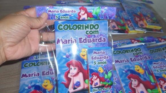 Revistinha com 12 Desenhos para Colorir + Giz Pequena Sereia