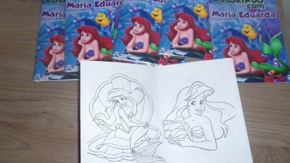 Revistinha com 12 Desenhos para Colorir + Giz Pequena Sereia