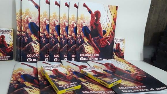 Revistinha com 12 Desenhos para Colorir + Giz de Cera