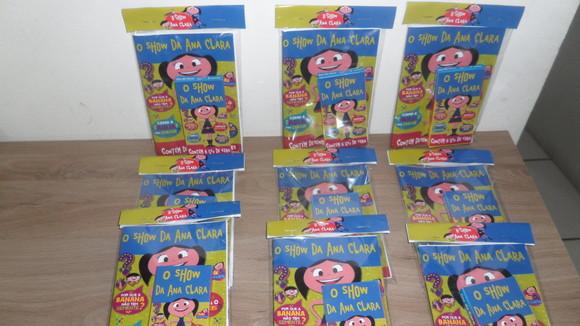 Revistinha com 12 Desenhos para Colorir + Giz de Cera