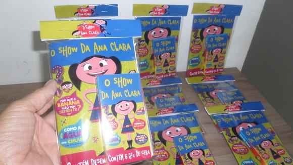 Revistinha com 12 Desenhos para Colorir + Giz de Cera