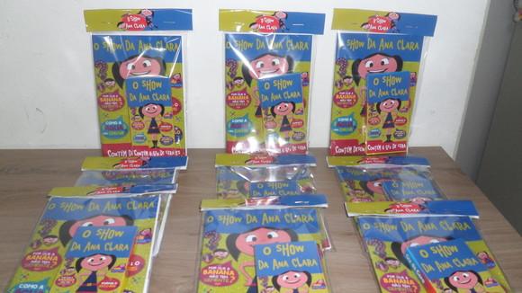 Revistinha com 12 Desenhos para Colorir + Giz de Cera