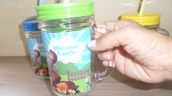 Lembrancinha Menina e o Urso Caneca com Tampa e Canudo 400ml