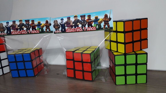 Lembrancinha Roblox Cubo Mágico com Lapela Personalizada