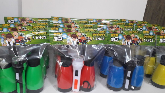 Kit Binoculo Zoom 4 Vezes e Lanterna Tema Ben 10