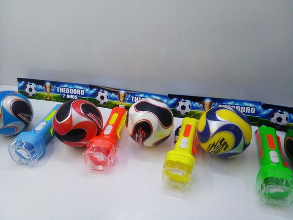 Kit Bola Macia 6x6cm + Lanterna Tema Futebol
