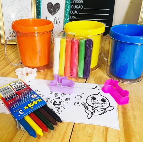 Kit Caneca com Desenho + Giz + 6 Massinhas + 3 Cortadores