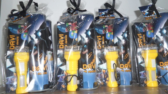 Kit Domino + Pega Varetas+ Lanterna Tema Batman