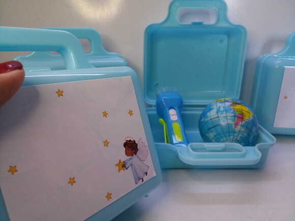 Kit Maletinha Plastica + Lanterna + Mini Bola Macia Batizado
