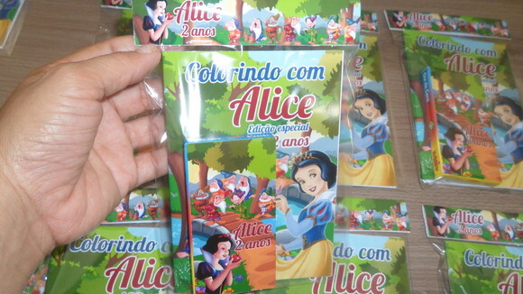 Revistinha com 12 Desenhos para Colorir + Giz Branca de Neve