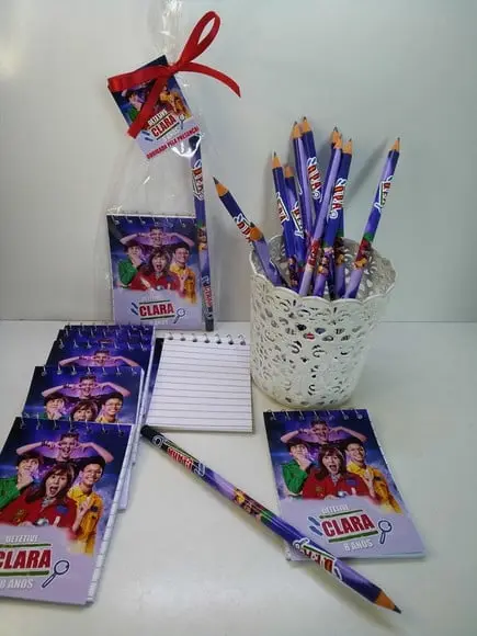 Bloquinho + Lápis + Tag + Fita Cetim Tema Detetives