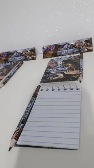Bloquinho Mini Lápis + Lapela Tema Dinossauro