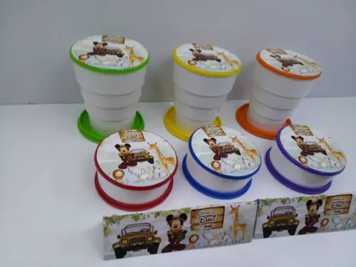 Copo Retratil ou Copo Sanfonado Tema Mickey Safari