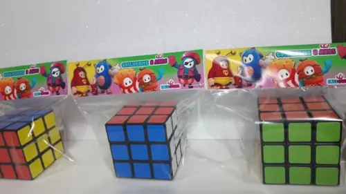 Cubo Mágico com Lapela Personalizada no Tema Fall Guys