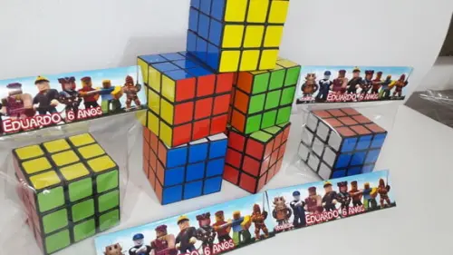 Cubo Mágico com Lapela Personalizada no Tema Roblox