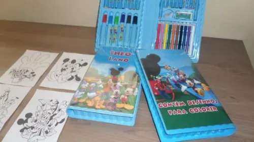 Estojo de Colorir com 4 Desenhos Kit com 46 Peças