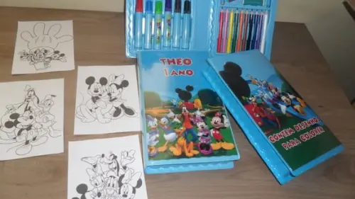 Estojo de Colorir com 4 Desenhos Kit com 46 Peças