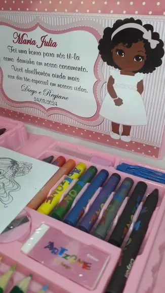 Estojo de Colorir com Desenhos Kit com 46 Peças Dama e Pajem