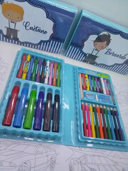 Estojo de Colorir com Desenhos Kit com 46 Peças Dama e Pajem