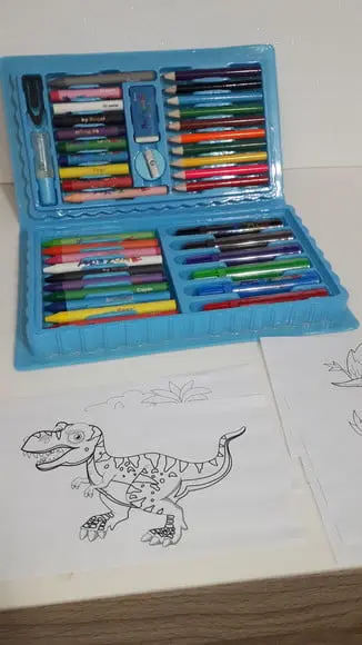 Estojo de Colorir com Desenhos Kit com 46 Peças Dama e Pajem