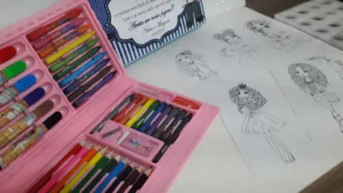 Estojo de Colorir com Desenhos Kit com 46 Peças Dama e Pajem