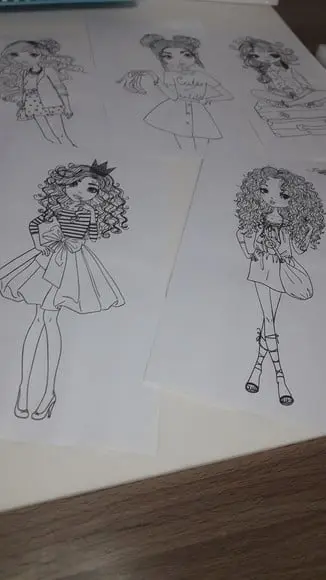 Estojo de Colorir com Desenhos Kit com 46 Peças Dama e Pajem