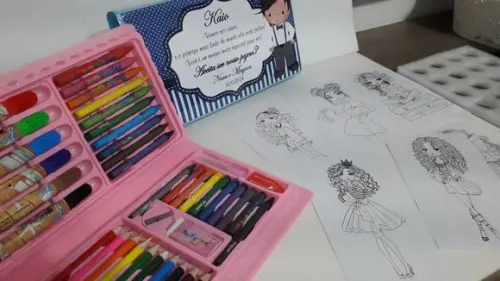 Estojo de Colorir com Desenhos Kit com 46 Peças Dama e Pajem