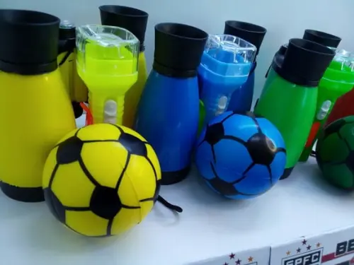 Kit Binoculo + Mini Bola + Lanternas com Lapela Tema Futebol