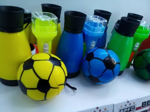 Kit Binoculo + Mini Bola + Lanternas com Lapela Tema Futebol