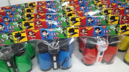 Kit Binoculo Zoom 4 Vezes e Lanterna Liga da Justiça