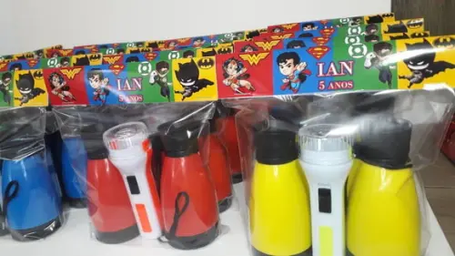Kit Binoculo Zoom 4 Vezes e Lanterna Liga da Justiça