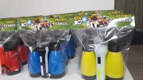 Kit Binoculo Zoom 4 Vezes e Lanterna Tema Ben 10