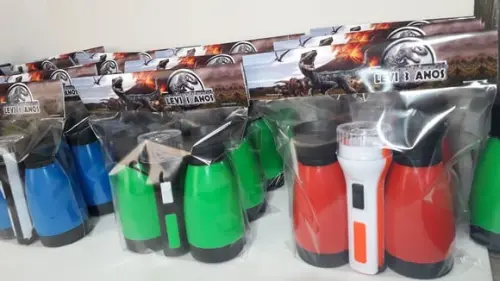 Kit Binoculo Zoom 4 Vezes e Lanterna Tema Dinossauro