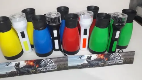 Kit Binoculo Zoom 4 Vezes e Lanterna Tema Dinossauro