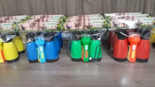 Kit Binoculo Zoom 4 Vezes e Lanterna Tema Dinossauro