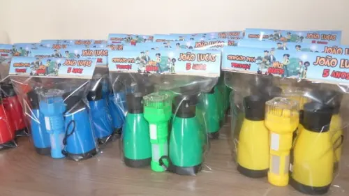 Kit Binoculo Zoom 4 Vezes e Lanterna Tema Kratts