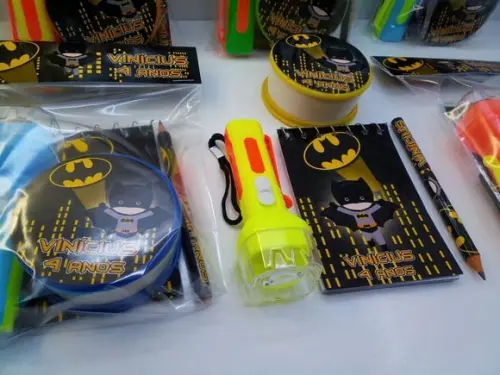 Kit Bloquinho + Mini Lápis + Copo Retratil + Lanterna Batman