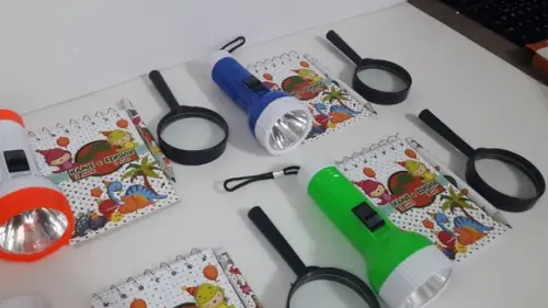 Kit Bloquinho + Mini Lápis + Lanterna + Lupa Dinossauro