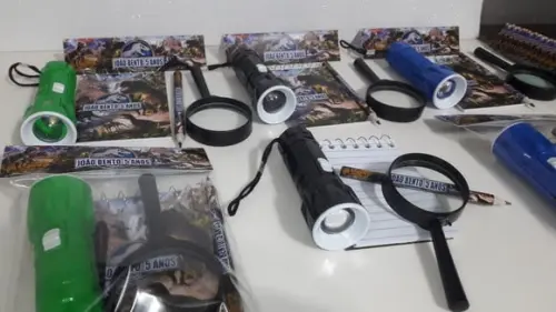 Kit Bloquinho + Mini Lápis + Lanterna + Lupa Dinossauro