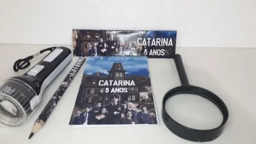 Kit Bloquinho + Mini Lápis + Lanterna + Lupa Tema Wandinha