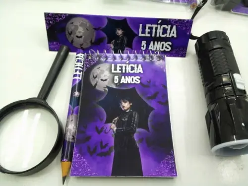 Kit Bloquinho + Mini Lápis + Lanterna + Lupa Tema Wandinha