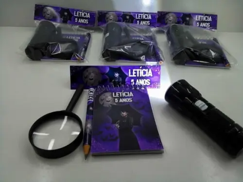 Kit Bloquinho + Mini Lápis + Lanterna + Lupa Tema Wandinha